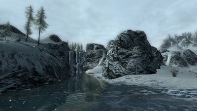 Icy waterfalls within Länsi-mâ