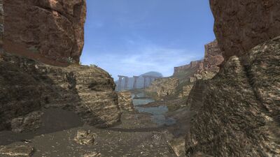 At the end of the ravine, the first signs of the Agâl's remaining water can be seen.