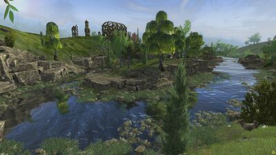 At the middle of this stretch, the Lagorduin forms a rocky and verdant island.