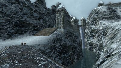 The Lhûn then passes the Icereave Mines, not far to the west of the dwarven fortification of Zigilgund.