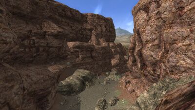 The red sandstone canyon leads away from Idagâl and towards Lâkhedin.